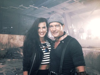 Antonio Banderas y Natalie Burn en el set de "The Expendables 3"